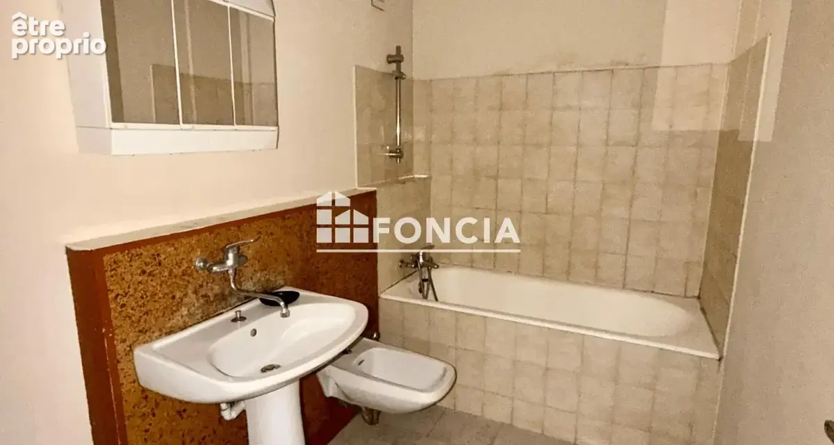 Centre-ville, Appartement T3 de 63 m² avec balcon, cave et parking privatif - photo 7