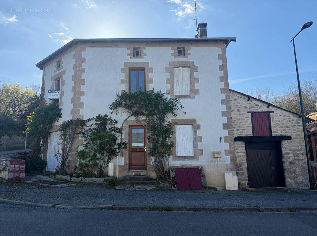 Maison à BERSAC-SUR-RIVALIER