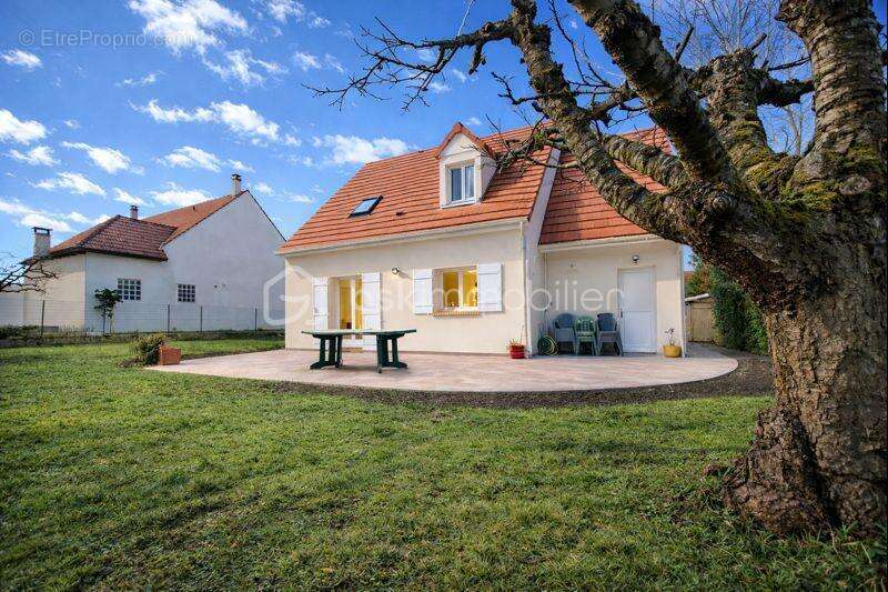 Maison à SAINT-THIBAULT-DES-VIGNES