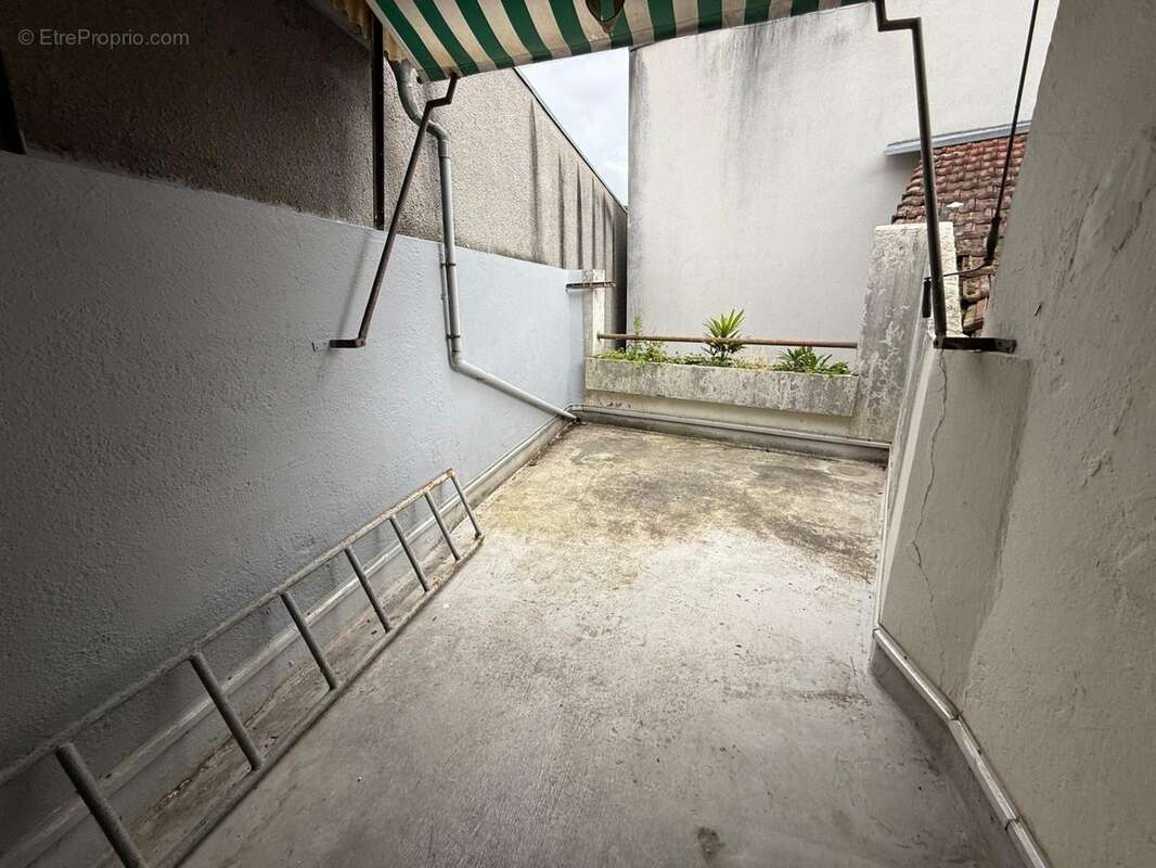 LOURDES CENTRE – Ensemble immobilier à fort potentiel avec ateliers, appartement, garages et terrasse - photo 8