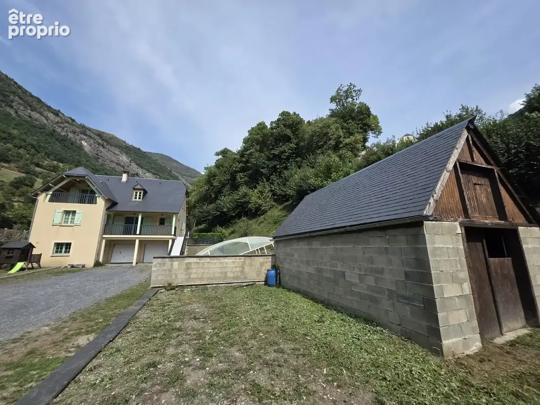 Maison familiale avec piscine couverte, grand terrain clos et belle vue montagne - photo 18