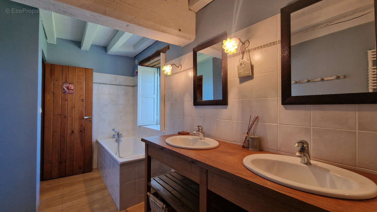 Maison à MONTMOREAU-SAINT-CYBARD