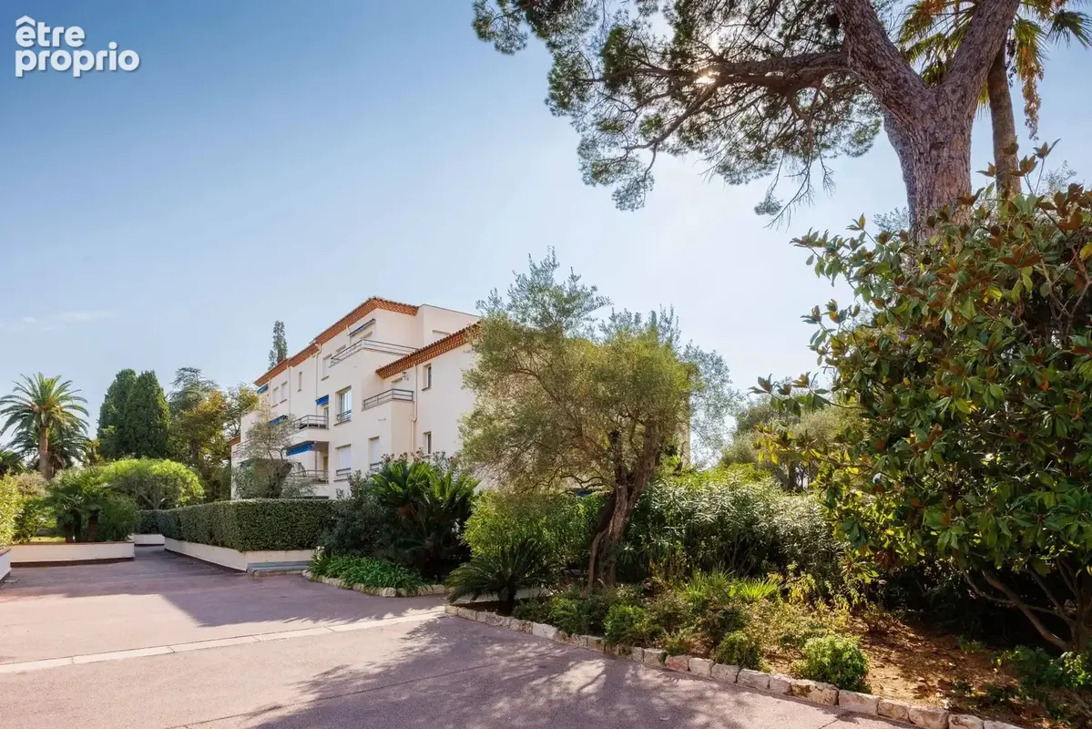 Exclusivité - Début Cap d'Antibes - Beau 3 pièces avec grande terrasse et vue panoramique mer - Piscine - Parc - Garage - Cave - photo 18