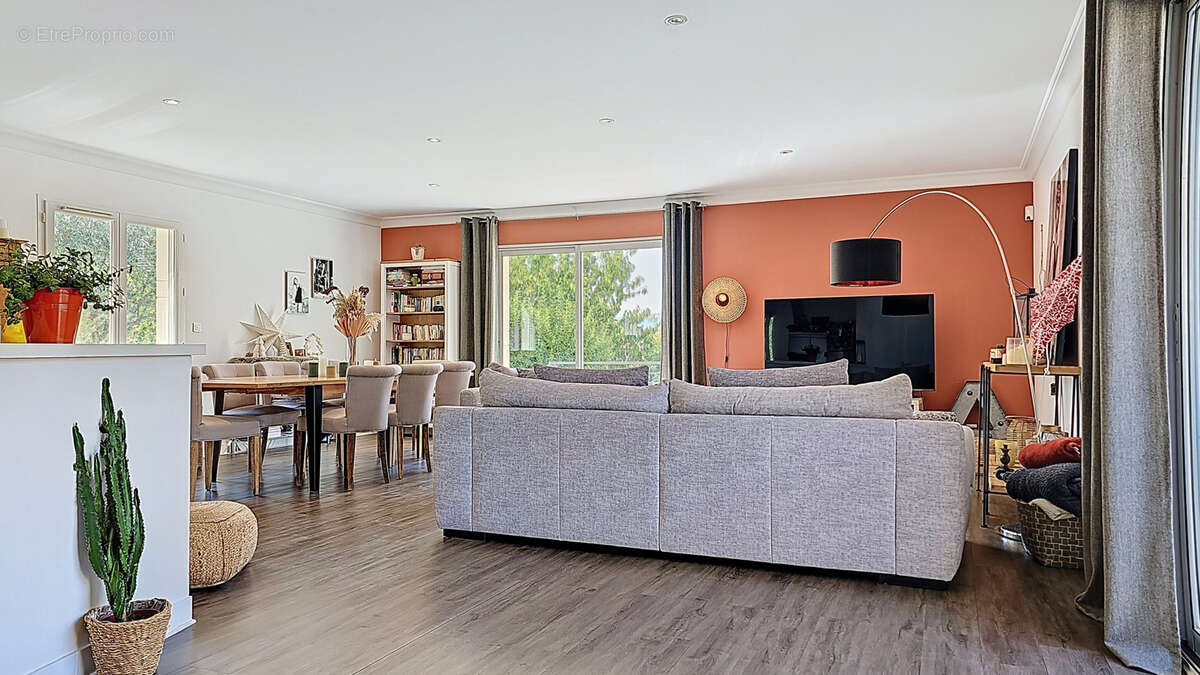 Grande maison familiale avec 5 chambres - 4 garages - terrain de 1025m2 - Hyper centre de JASSANS - photo 4