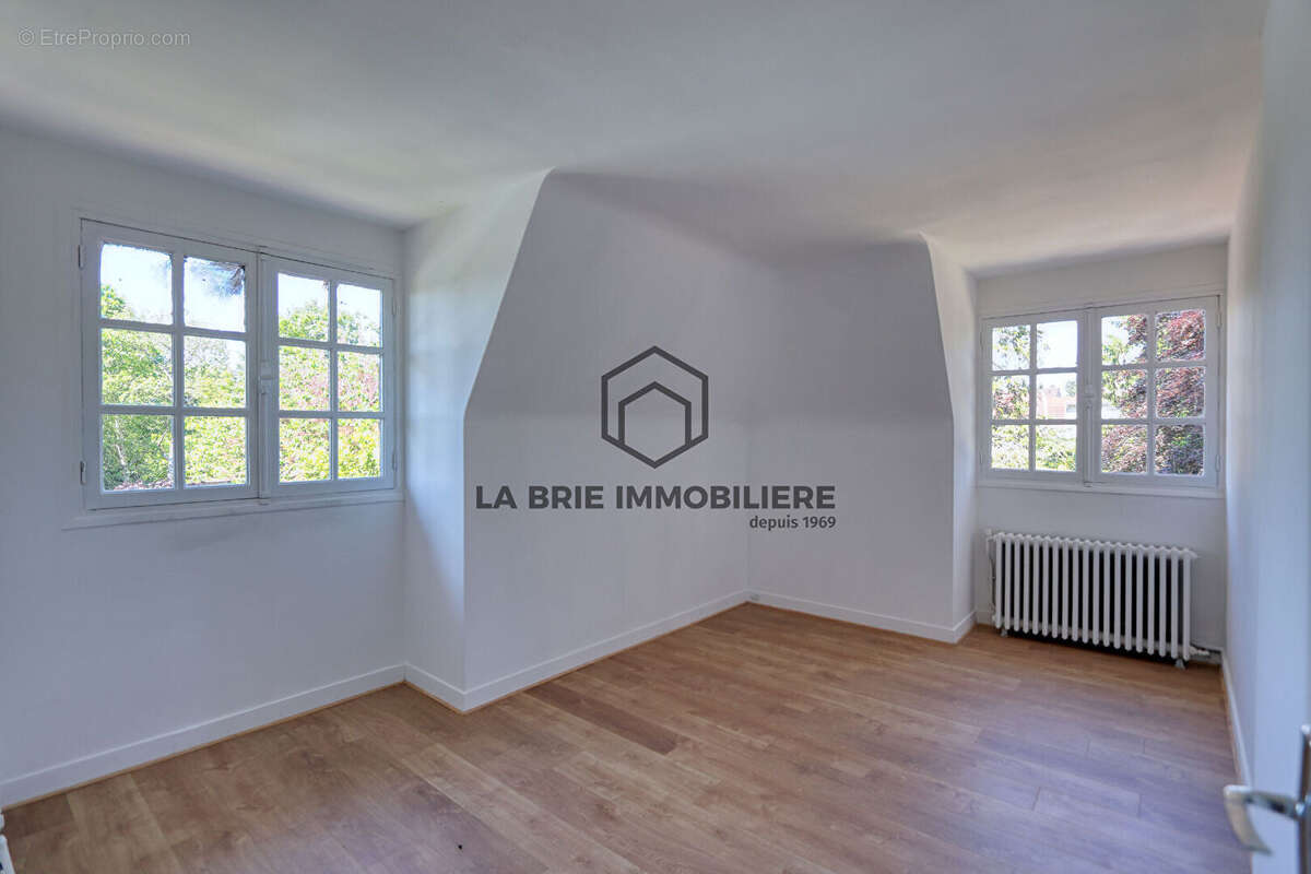 Maison à MANDRES-LES-ROSES