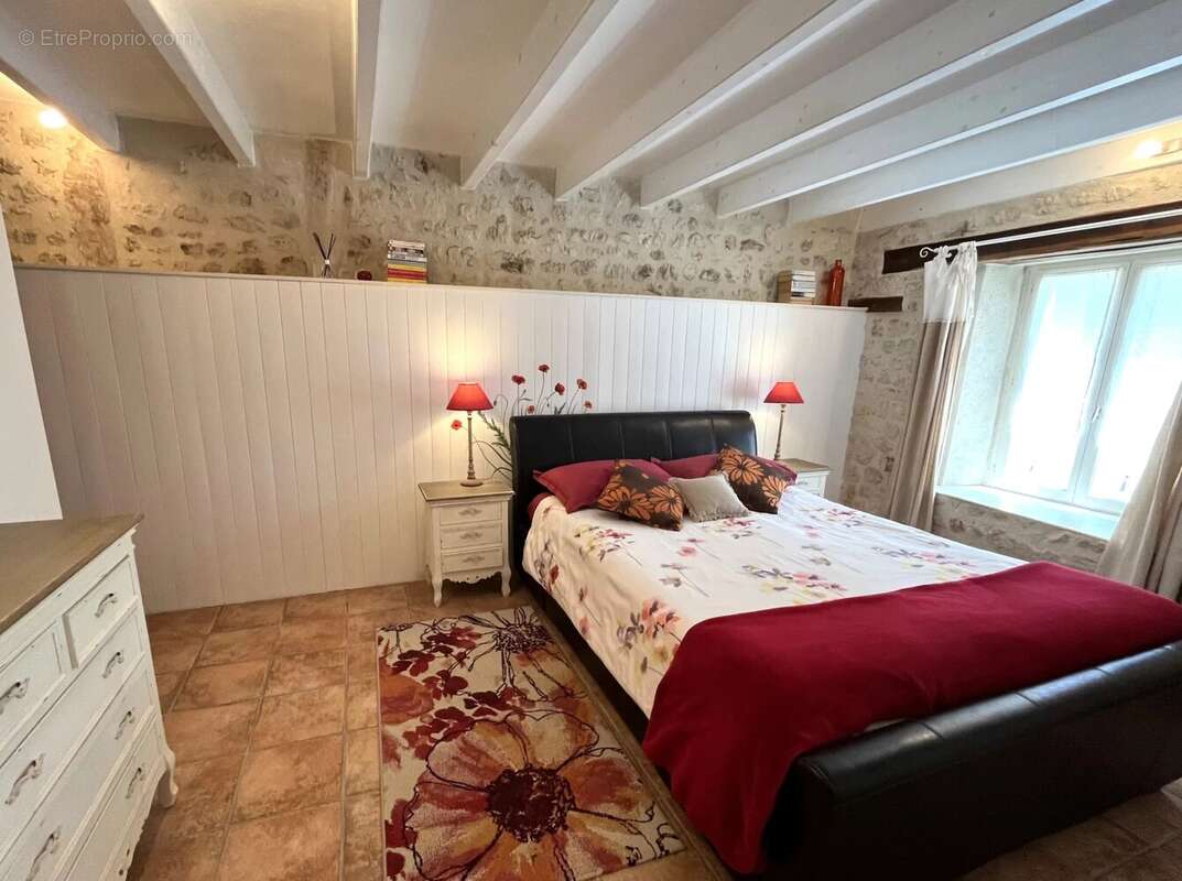 Maison à SAINT-LAURENT-DES-COMBES