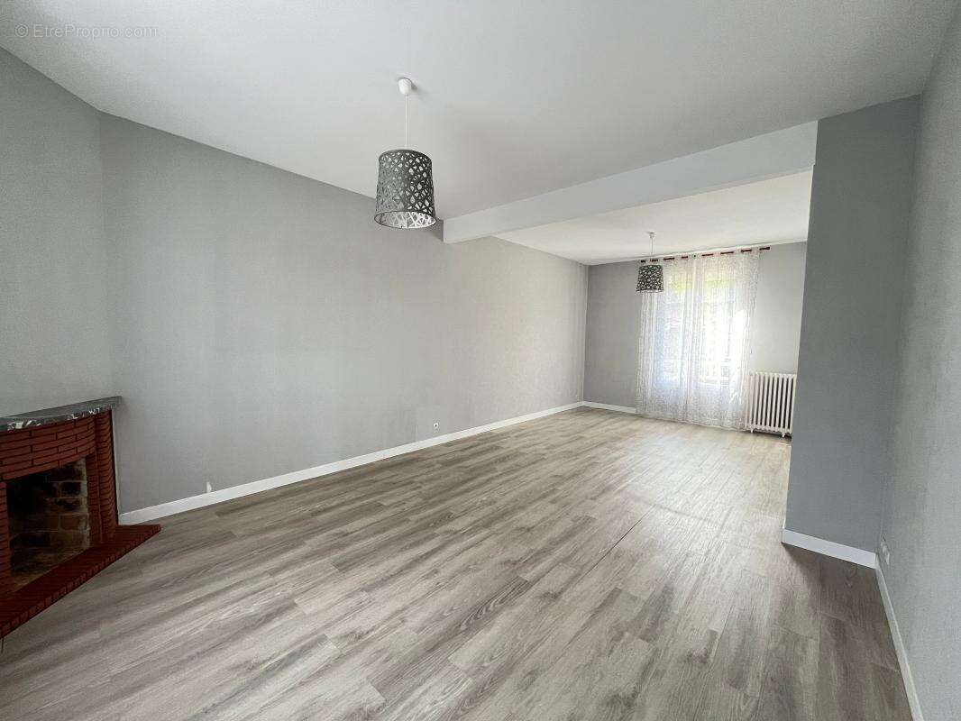 Maison à LA JONCHERE-SAINT-MAURICE