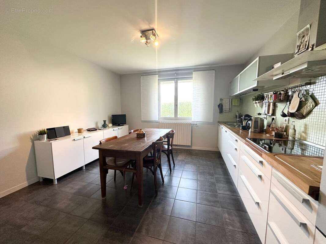 Cuisine<br>:22 m² - Maison à MONTREVEL-EN-BRESSE