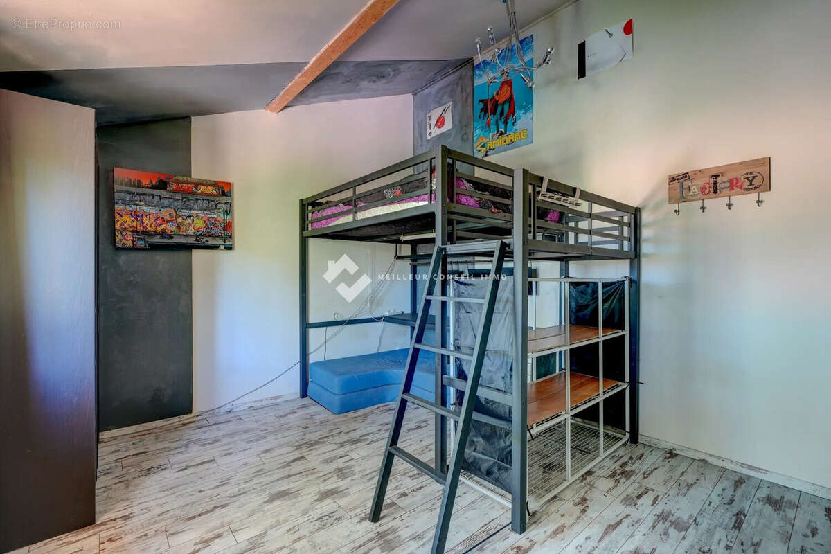 Maison 170 m² à Saint-Laurent-De-Mure  - photo 6