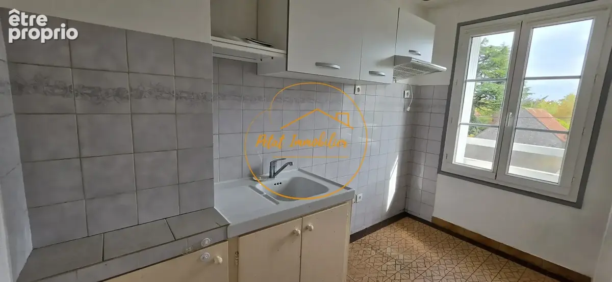 À deux pas de la gare et du centre-ville de Beaugency   Appartement F2 avec garage et cave - photo 2
