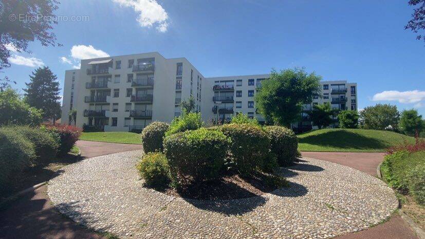 Appartement à LES CLAYES-SOUS-BOIS