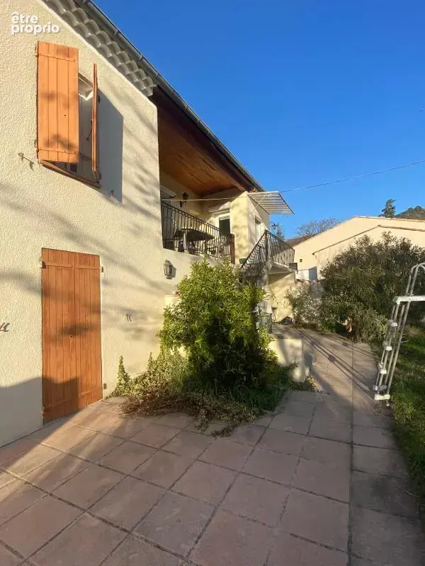 Belle maison Rénovée composée de deux logements , un type 4 et un type 2. Bâtie sur une parcelle de 800 m2 , cette charmante mai - photo 3