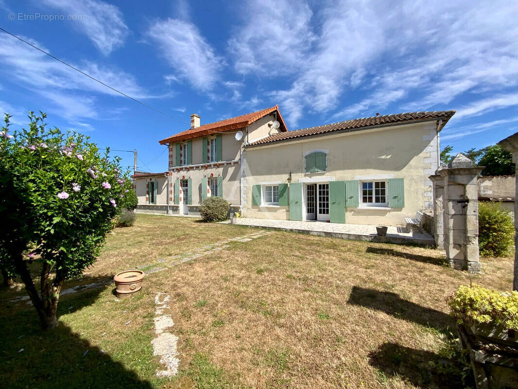 Maison à BARBEZIEUX-SAINT-HILAIRE