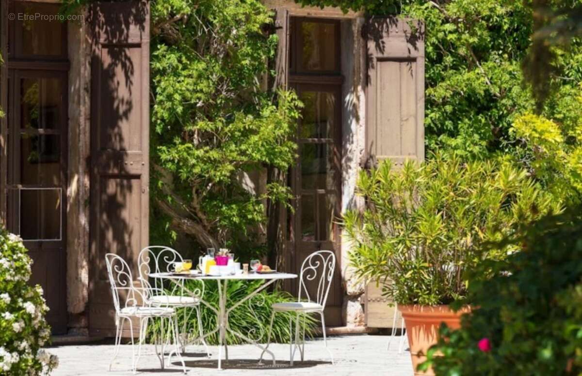 Commerce à CREISSELS