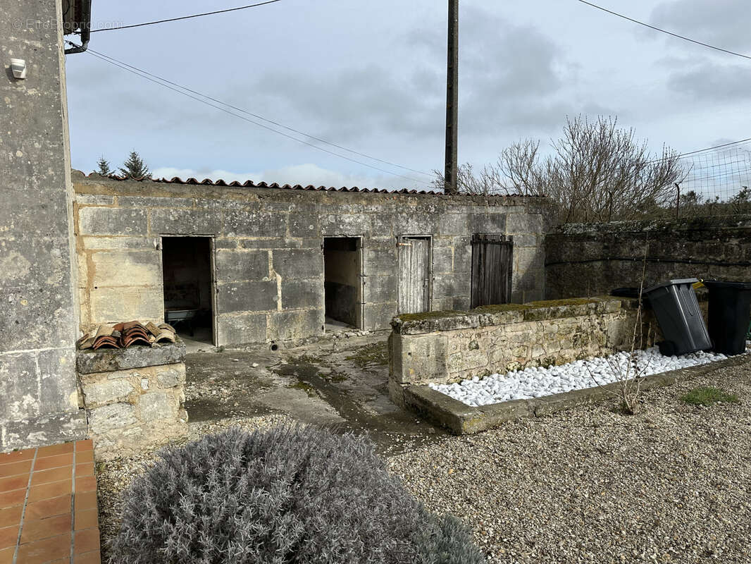 Maison de caractère au cœur de la campagne charentaise. - photo 26