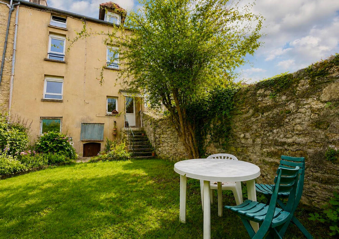 Maison à JUZIERS