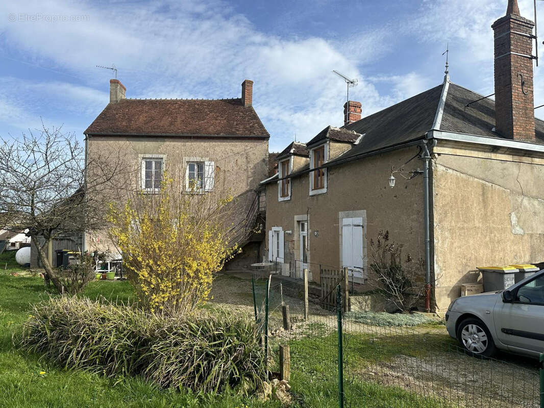 Appartement à AINAY-LE-CHATEAU