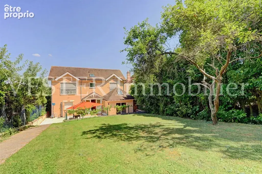 Sur un terrain de 3  000m², très agréable maison familiale d’environ 175m² - photo 4