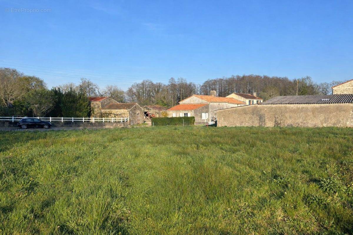 Terrain à BEAULIEU-SOUS-LA-ROCHE