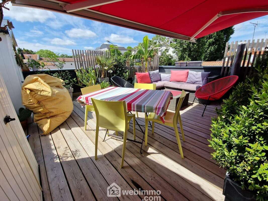 Autre angle de vue de la terrasse. - Maison à LA ROCHE-SUR-YON