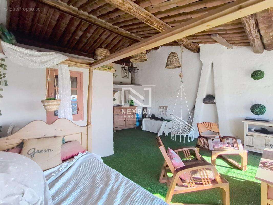 FAYENCE - Maison de village avec grande terrasse couverte - vue - CAVES - photo 11