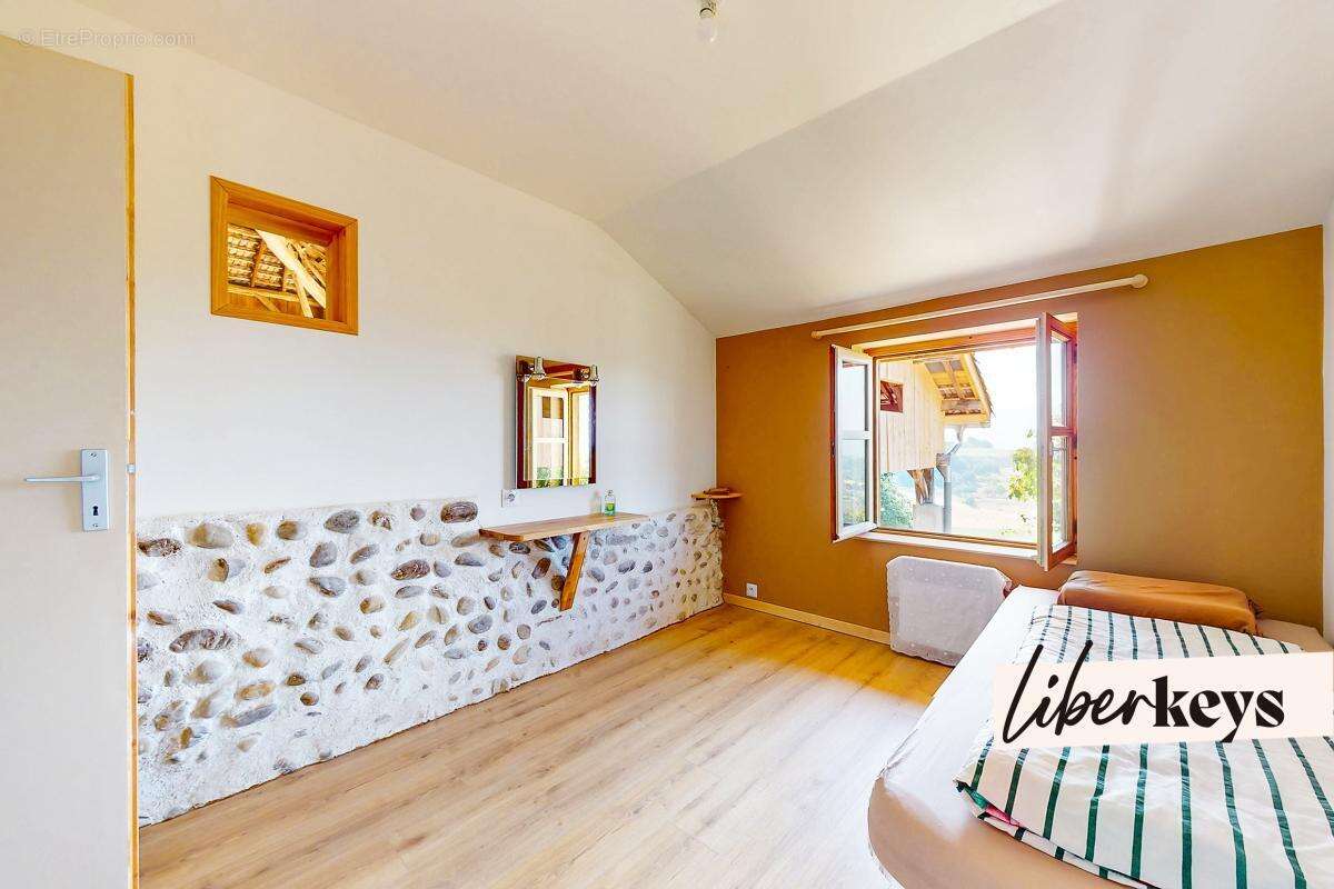 Deux maisons de charme, 7 chambres, dépendances, panneaux solaires, source, vue Vercors et potentiel gîte exceptionnel. Un bien  - photo 7
