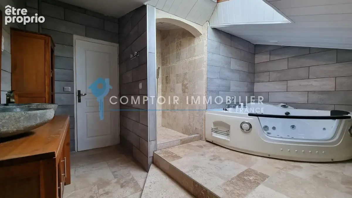 VAR (83) - À VENDRE - SALERNES - Villa atypique avec 5 chambres dans un superbe environnement - photo 19
