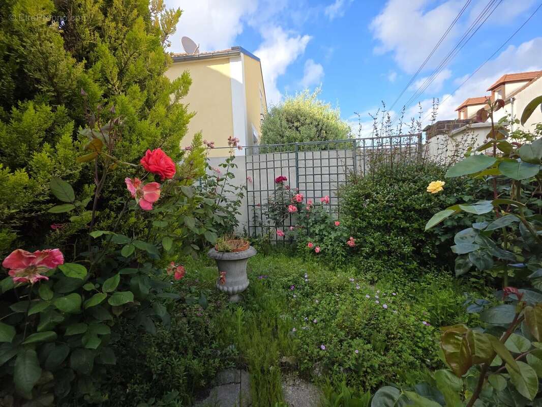 EXCLUSIVITÉ – Maison familiale traversante avec jardin, garage, sous-sol total et fort potentiel d’évolution – Plateau de Gentil - photo 3
