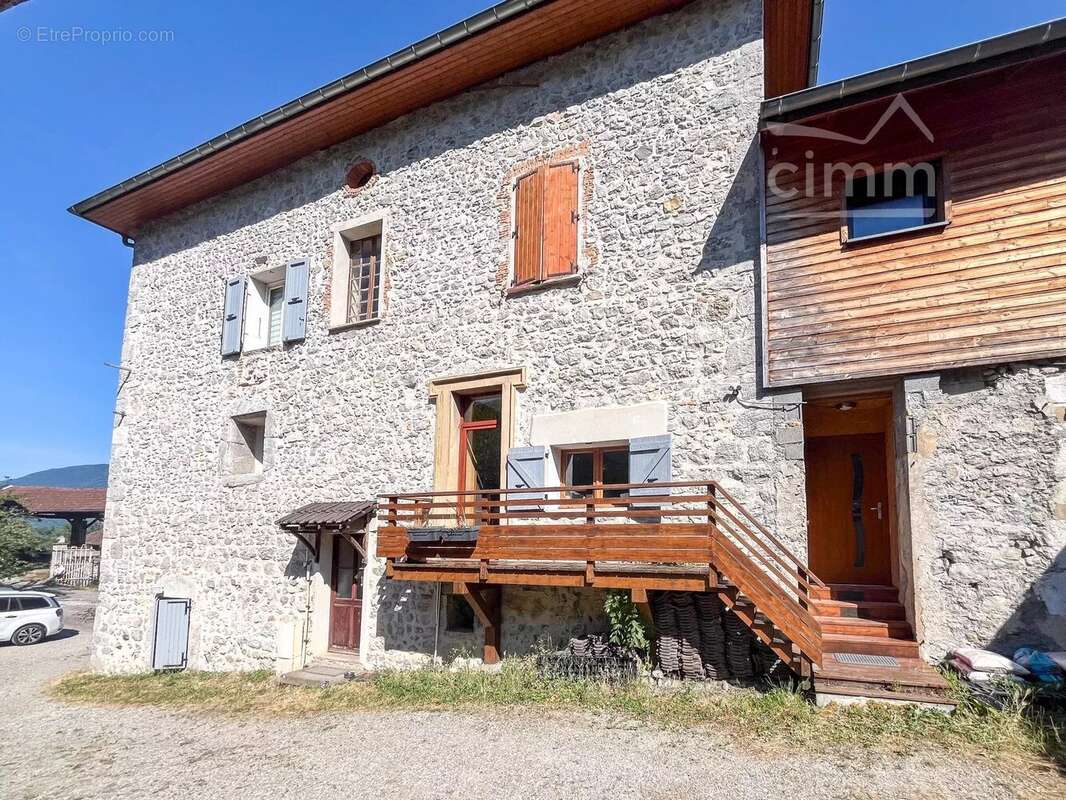 Appartement T4 de 120,16 m² - Entrée indépendante - Terrasse vue Chartreuse - dépendances - stationnement - photo 18