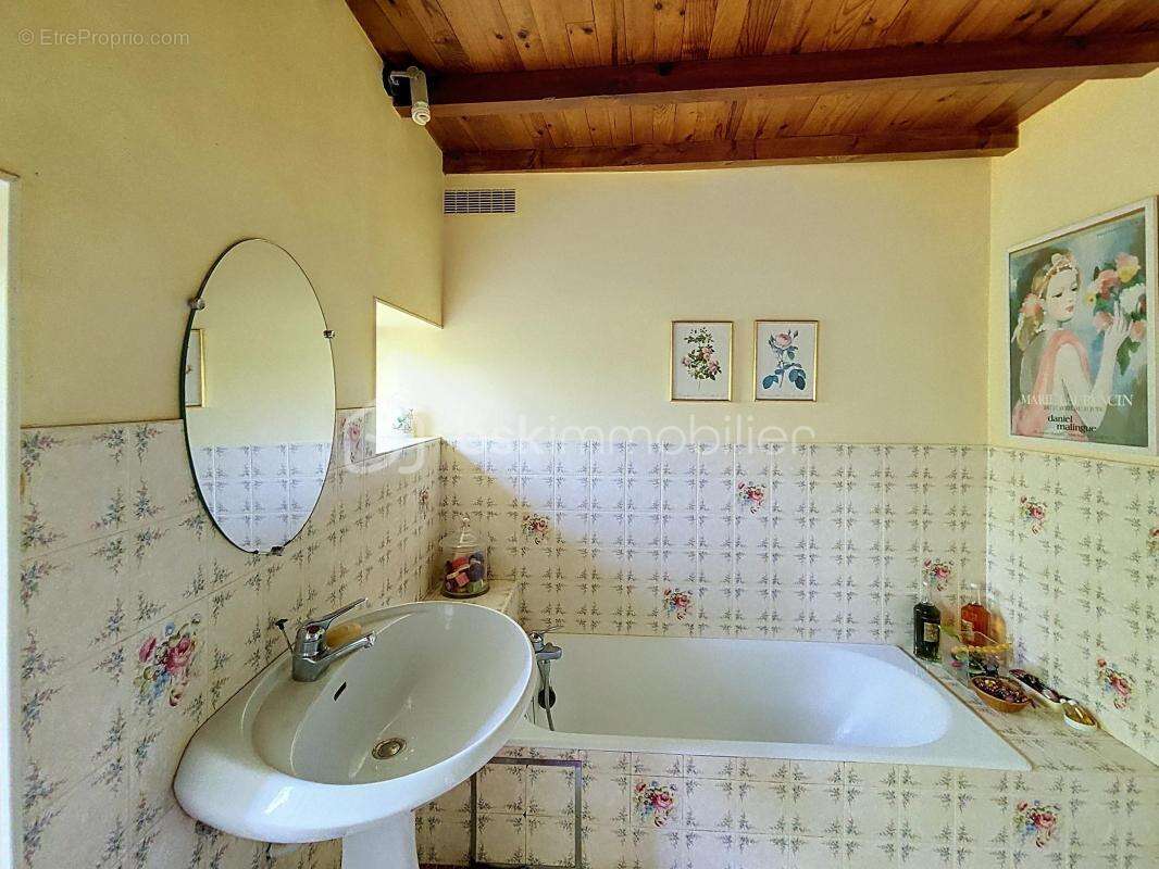 Du cachet et du charme pour cette confortable maison de 181m2. sur 1.1 hectare de terrain - photo 14