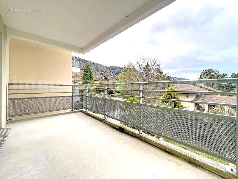 Appartement_T3_Saint_Cergues_proche_frontière_Suisse_DOUANE_TRAM_CEVA_LEMAN_EXPRESS_GENEVE_VOIE_VERTE_secteur_calme_cuisine_moderne_équipée_ouverte_Séjour_Saleve_Vue_Dégagée - Appartement à SAINT-CERGUES