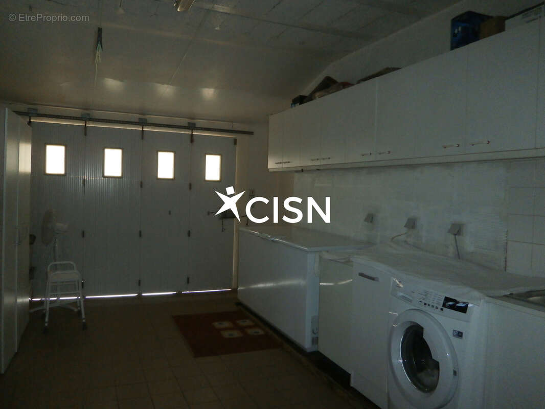 Quartier immaculee  belle propriete de 155m2  sur terrain clos de 4332 m2 avec 2 hangars - photo 8
