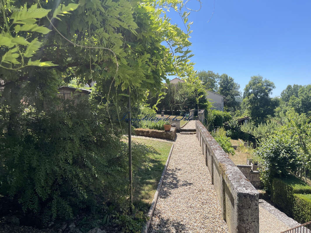 Maison à CHAMPAGNAC-DE-BELAIR