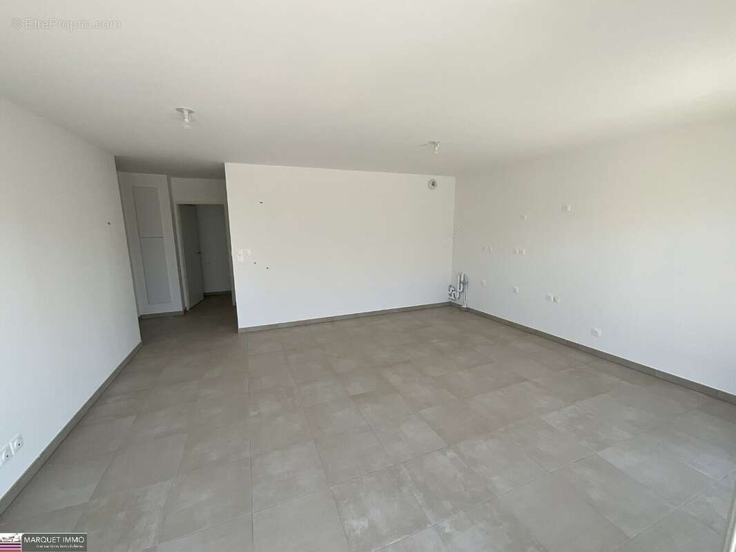 APT T4 offrant 80 m² avec terrasse 19 m² et parking au 5° étage avec ascenseur... - photo 3