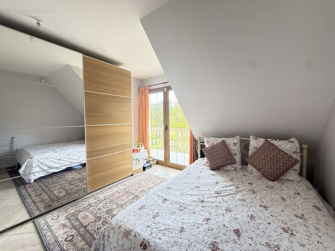 Maison à LA QUEUE-LES-YVELINES