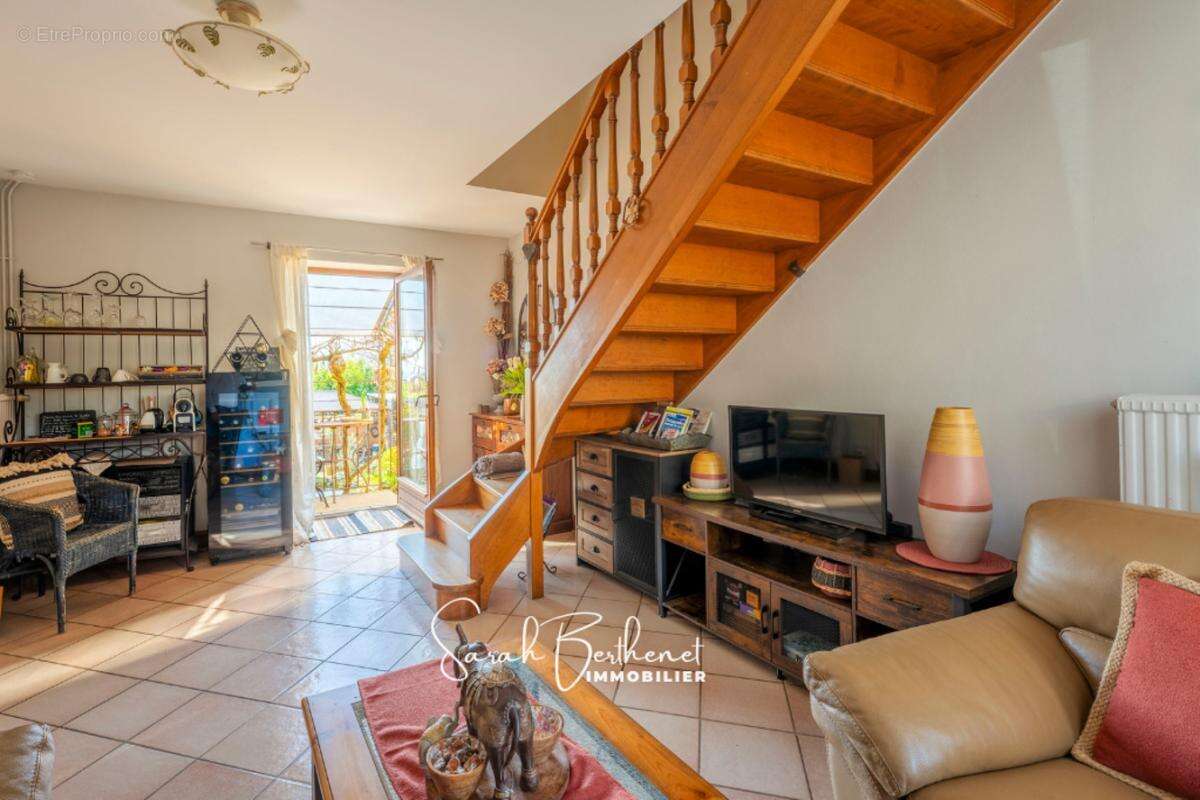 Maison à LA TOUR-DE-SALVAGNY