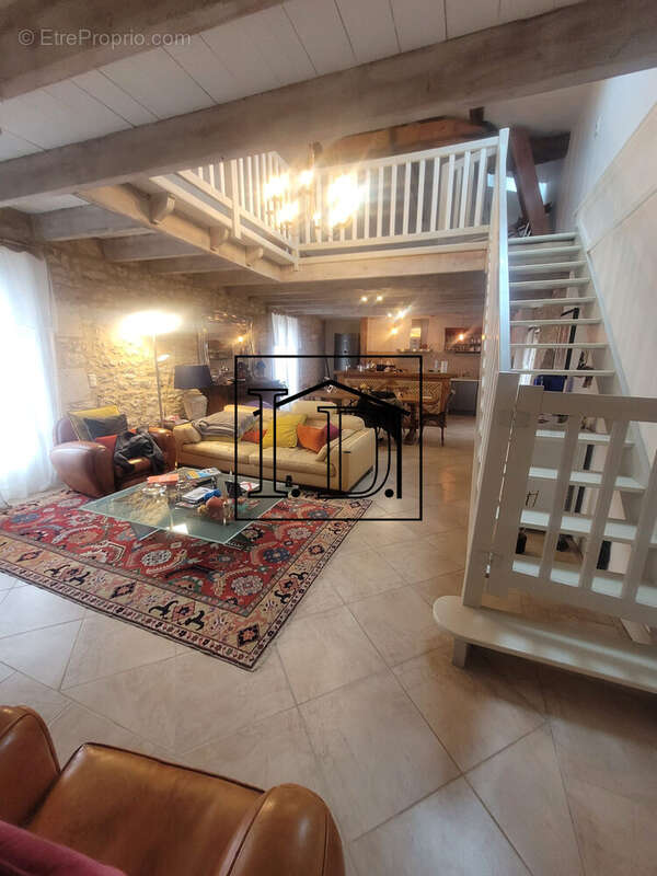 Ensemble Salon / Séjour / Cuisine - Maison à FLAUGEAC