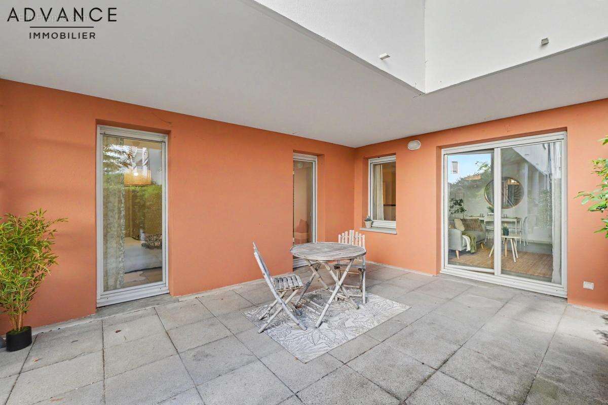 ENTRE COTE PAVEE ET PLACE DUPUY - Appartement T3 avec terrasse & parking - photo 2