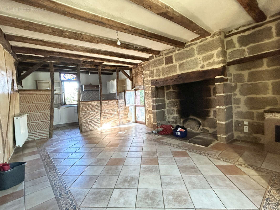 Maison à SAINT-PANTALEON-DE-LARCHE