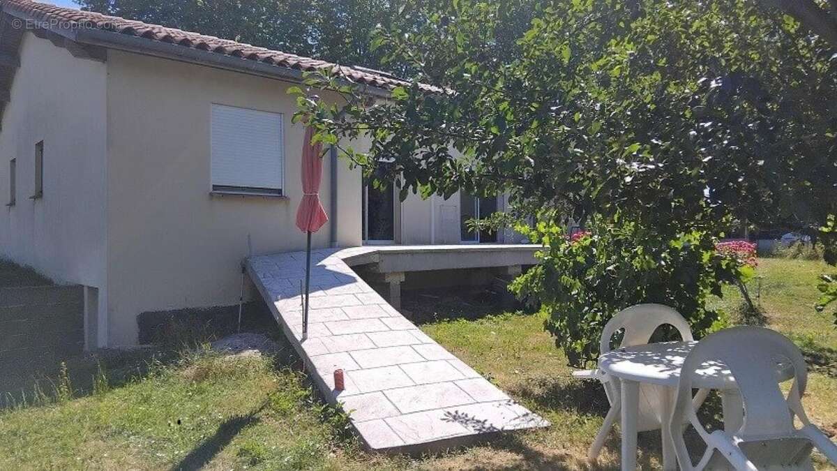 Située à Saint-André (31420), cette maison traditionnelle offre un cadre de vie paisible au cœur d'un village dynamique. Proche  - photo 3