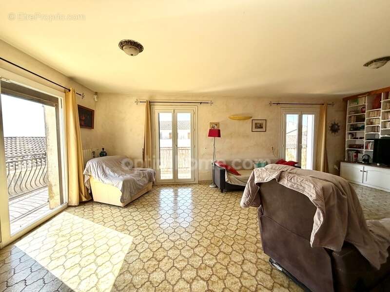 Propriété avec rendement locatif, piscine et garage - photo 6