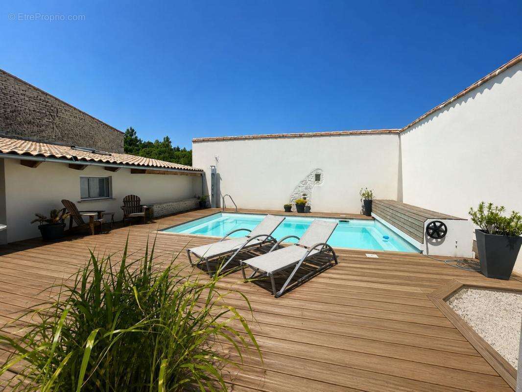 SAINT-OUEN-D'AUNIS. Propriété de caractère, piscine et grange à rénover un bien rare au potentiel exceptionnel - photo 3