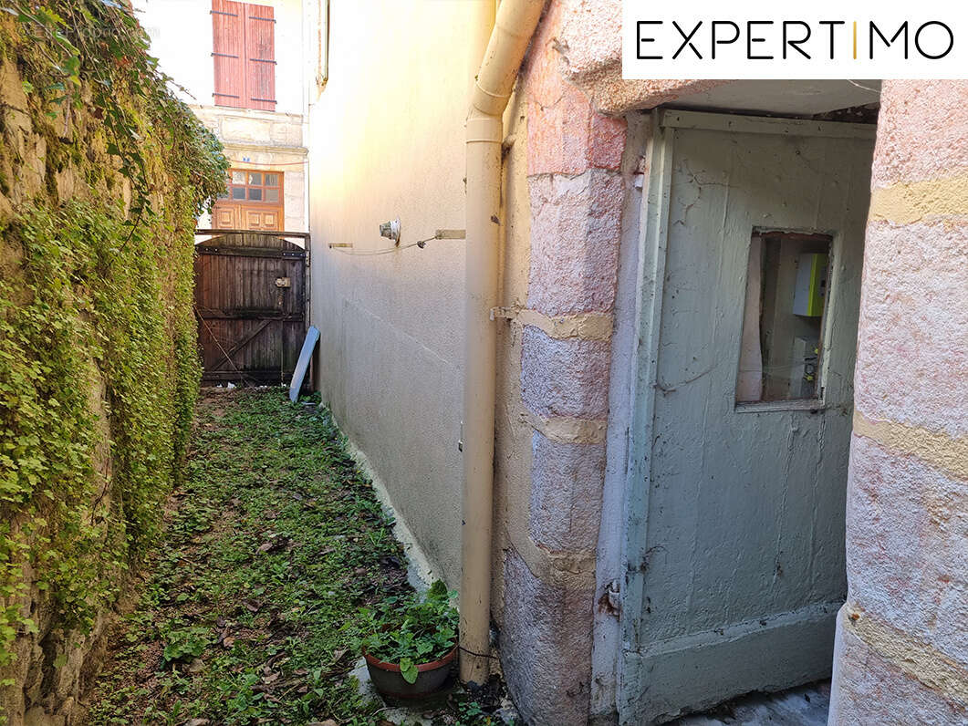 Maison atypique de 100 m2, avec petite cour. - photo 2