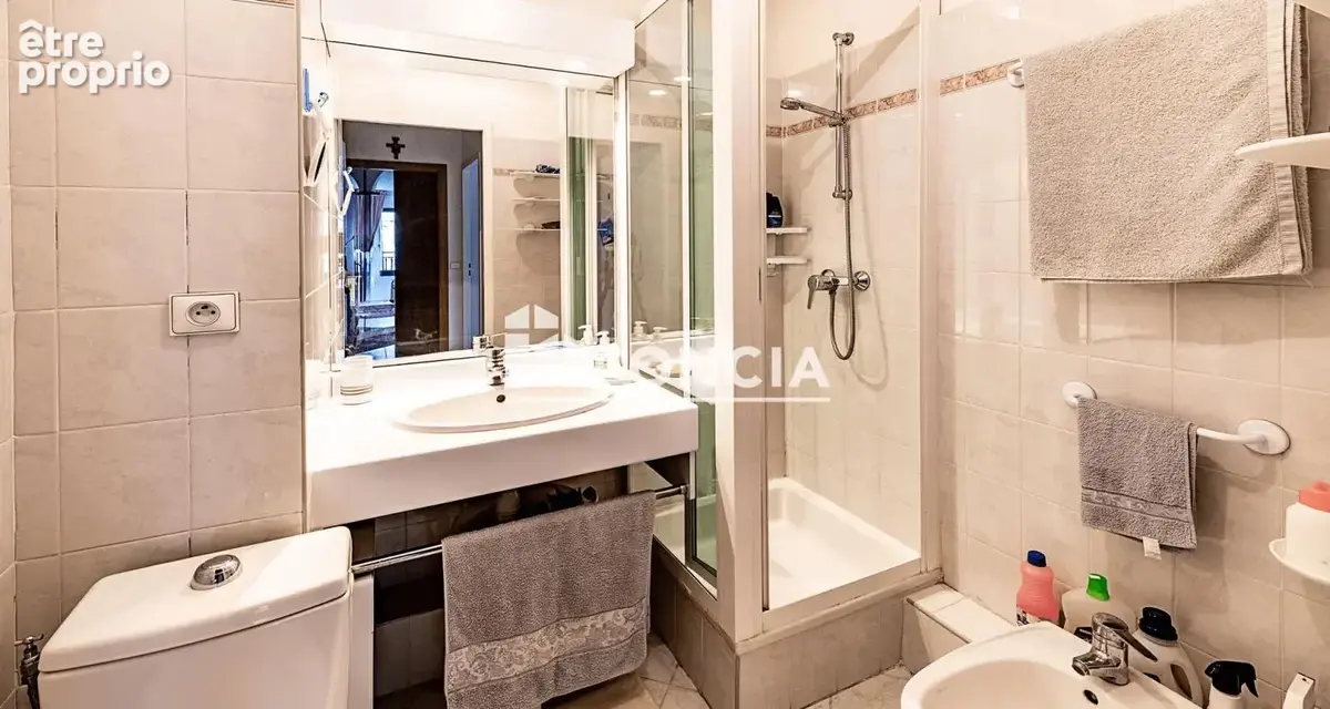 Menton centre ville, appartement de trois pieces entierement meublee sur mesure, vendu avec 2 garages - photo 11