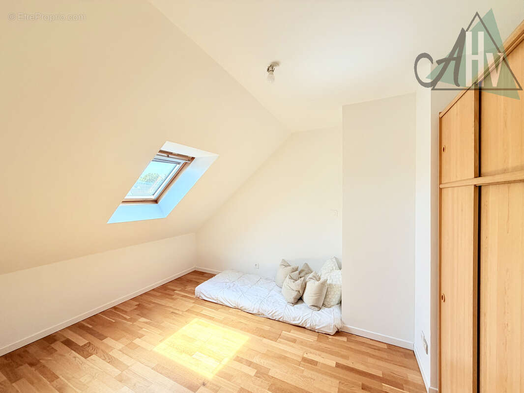 Maison - 7 pièces - avec jardin et garages - Villiers-Saint-Georges - photo 13
