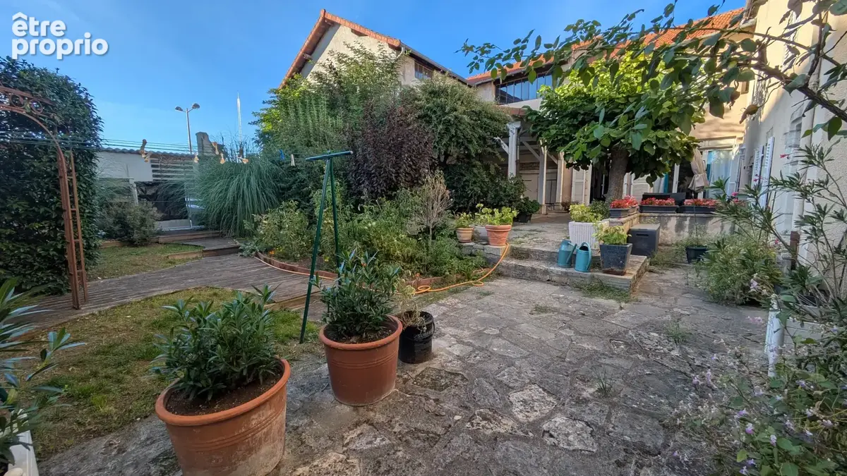 Demeure de caractère de 300m2  au cœur d’Aigueperse 6 chambres, dépendances et prestations rares - photo 3
