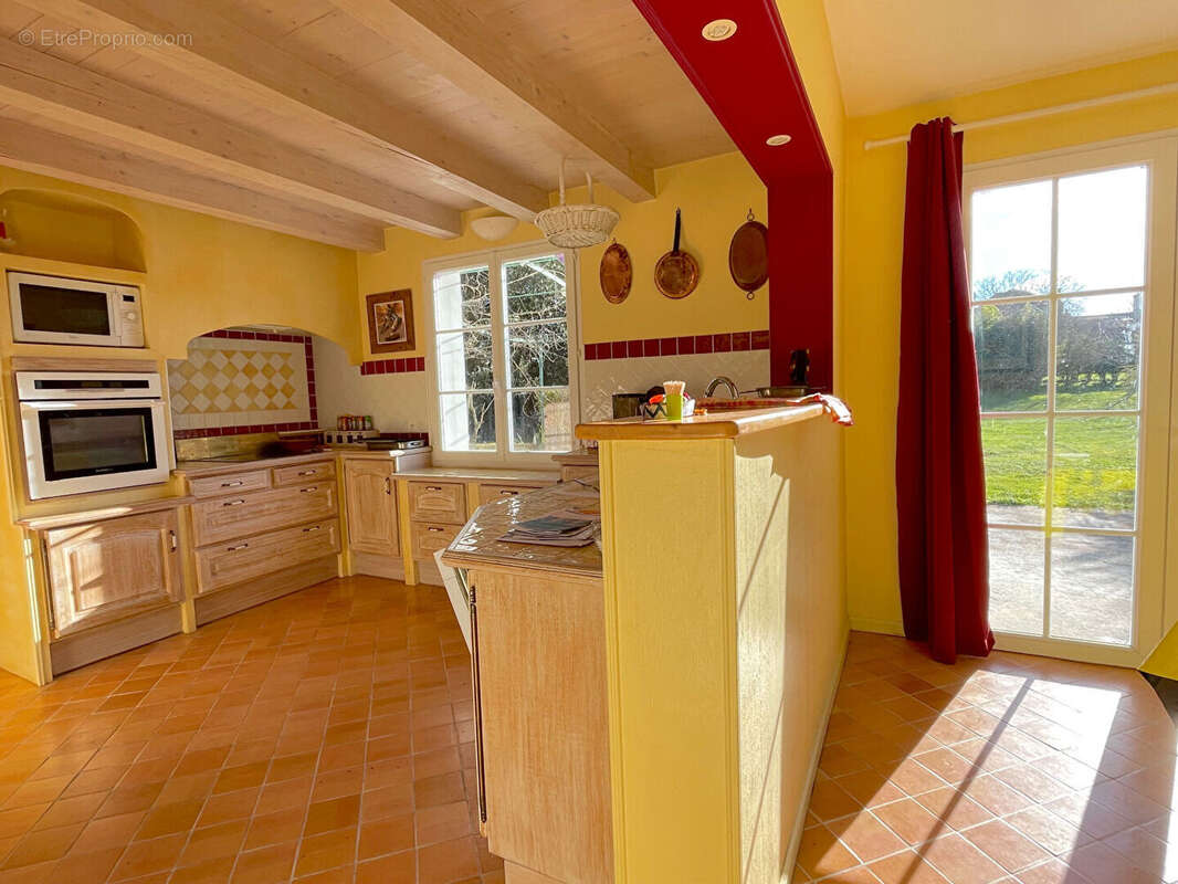 Maison Saint Romain De Benet 6 pièce(s) 2267 m2 - photo 6