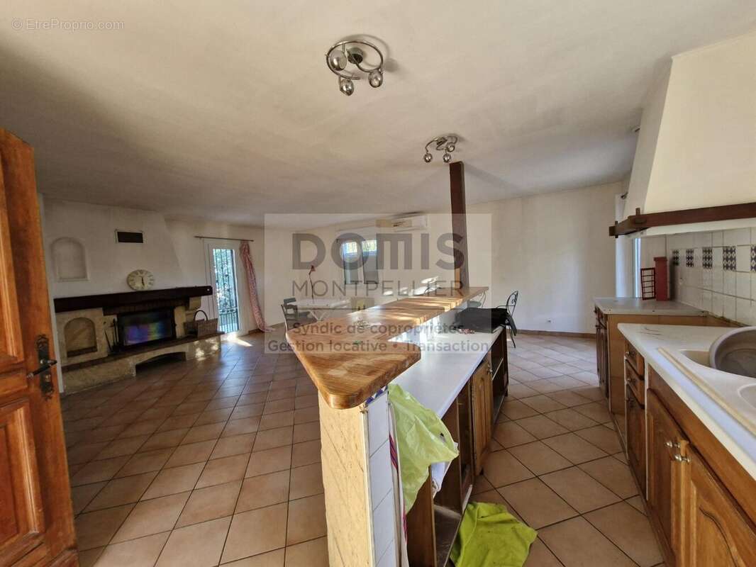 Maison à VIC-LA-GARDIOLE