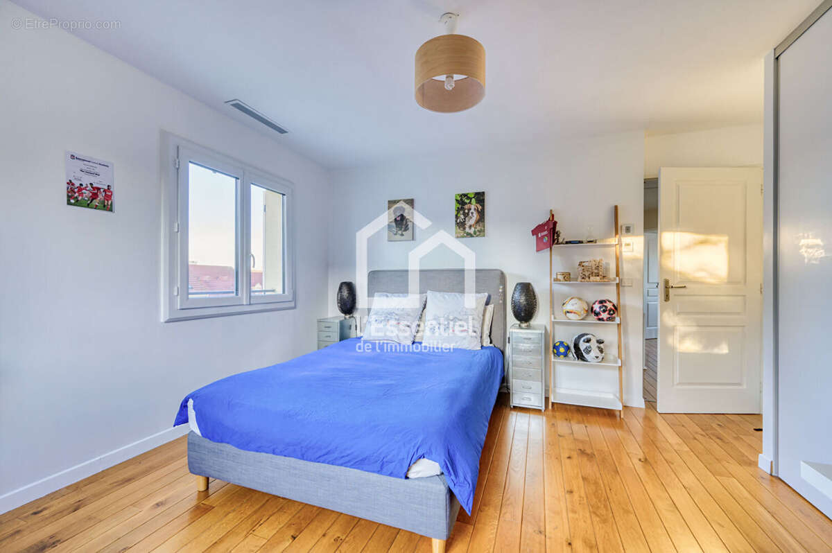 Maison à LE MESNIL-LE-ROI