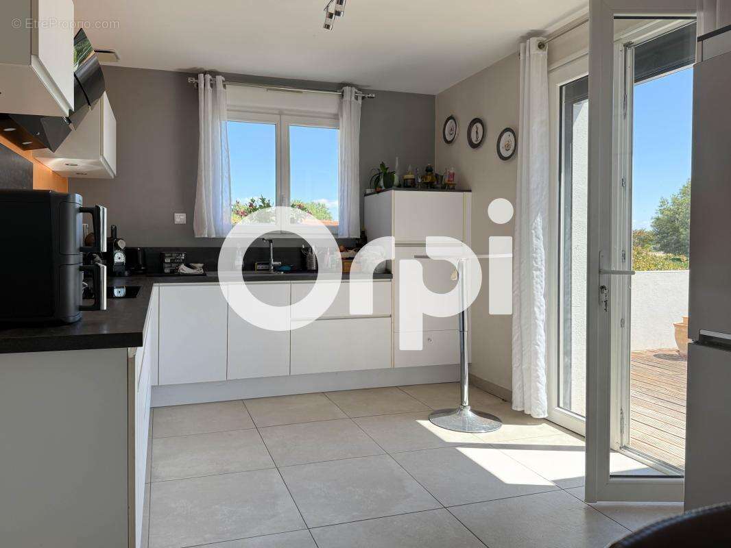 Maison familiale avec beau terrain et nombreuses surfaces annexes - photo 4